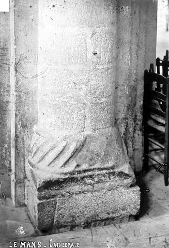 Cathédrale Saint-Julien Base d'un pilier de la nef, Robert, Paul (photographe), 