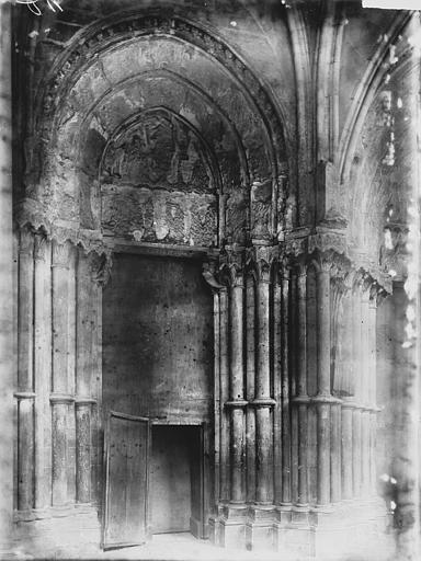 Eglise Notre-Dame Portail ouest: porte latérale, Enlart, Camille (historien), 