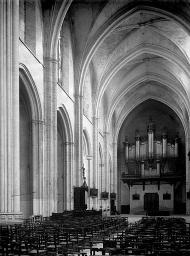 Cathédrale Saint-Pierre Nef vue du choeur, Enlart, Camille (historien), 