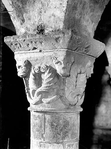 Eglise Saint-Patrice Chapiteau de la crypte : Têtes d'angle vomissant des rinceaux de feuillage, Heuzé, Henri (photographe), 