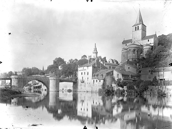 Eglise Notre-Dame (ancienne) ; Vieux pont Vue générale : Le Vieux pont sur la Gartempe et l'église Notre-Dame, Gossin (photographe), 