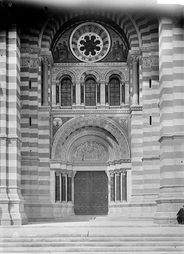 Cathédrale Sainte-Marie-Majeure Porche de la façade sud, Mieusement, Médéric (photographe), 