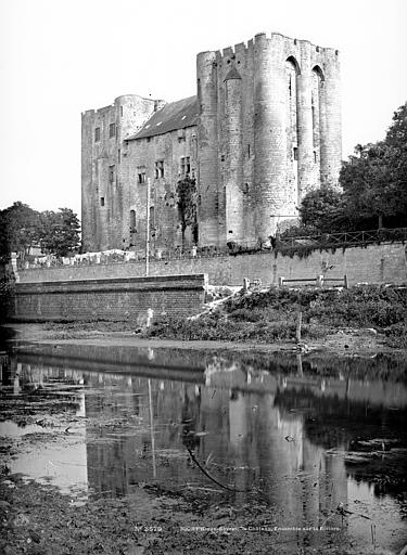 Château dit le Donjon Vue d'ensemble du côté de la rivière, Mieusement, Médéric (photographe), 