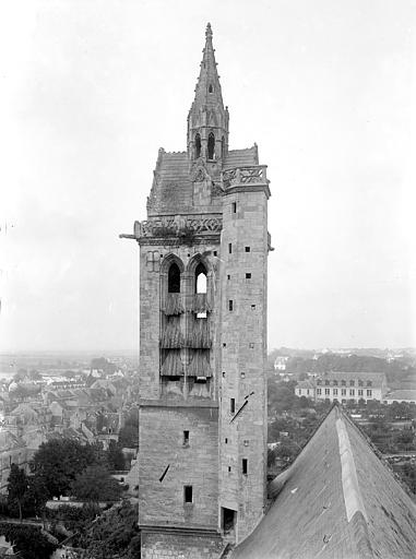Eglise Saint-Nicolas (ancienne) Tour du 15e siècle, prise depuis la tour centrale, Heuzé, Henri (photographe), 