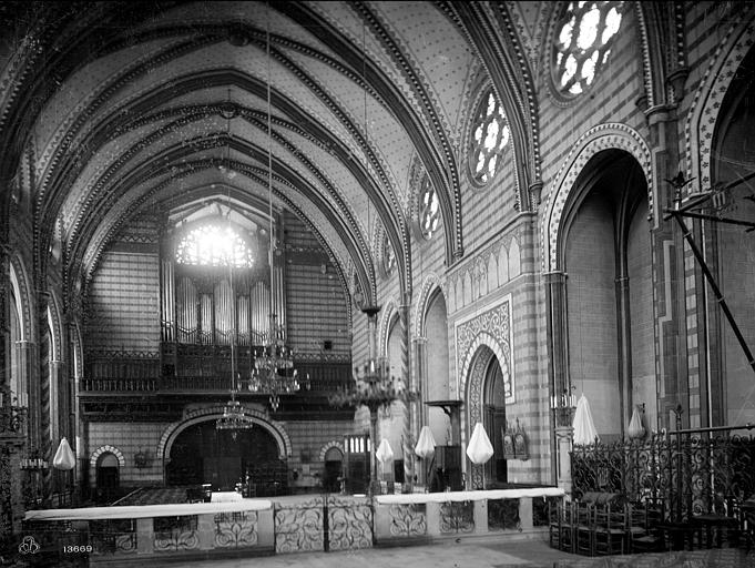 Cathédrale Saint-Michel Vue intérieure de la nef, vers l'entrée, Mieusement, Médéric (photographe), 