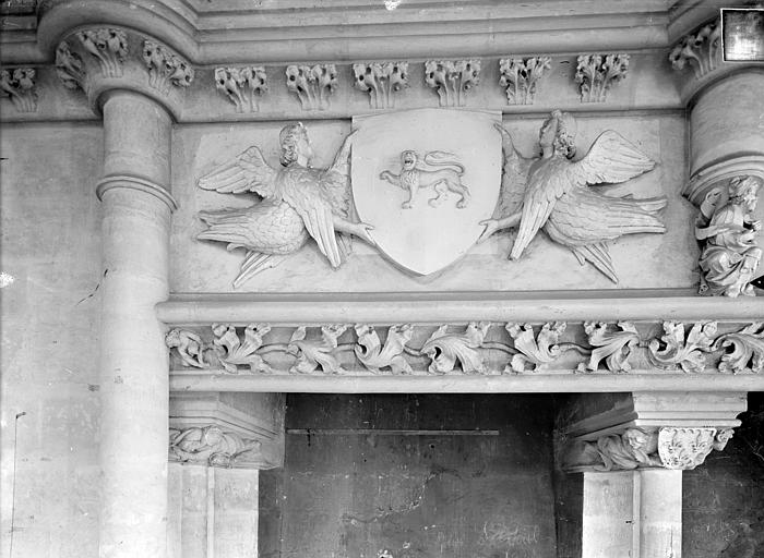 Palais des Comtes de Poitiers (ancien) ; Palais de Justice Salle des Pas perdus, bandeau de la cheminée : deux anges soutenant un écusson, Gossin (photographe), 