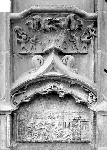 Cathédrale Saint-Etienne Façade ouest : console et bas-relief du soubassement, Doucet ; Baudet (photographe), 