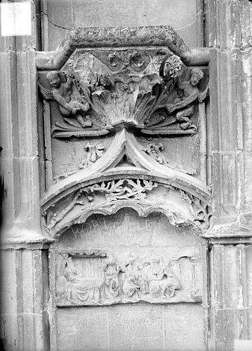Cathédrale Saint-Etienne Façade ouest : console et bas-relief du soubassement, Doucet ; Baudet (photographe), 