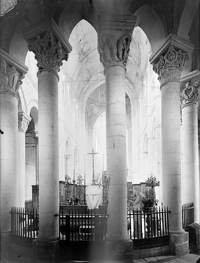 Eglise Sainte-Croix Vue intérieure du déambulatoire, vers l'ouest, Heuzé, Henri (photographe), 