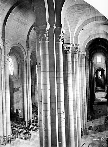 Cathédrale Saint-Apollinaire Vue intérieure du bas-côté nord et de la nef, vers l'ouest, Mieusement, Médéric (photographe), 