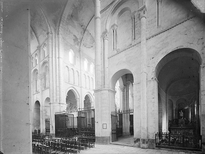 Eglise Sainte-Croix Vue intérieure du transept, vers le nord-est, Heuzé, Henri (photographe), 