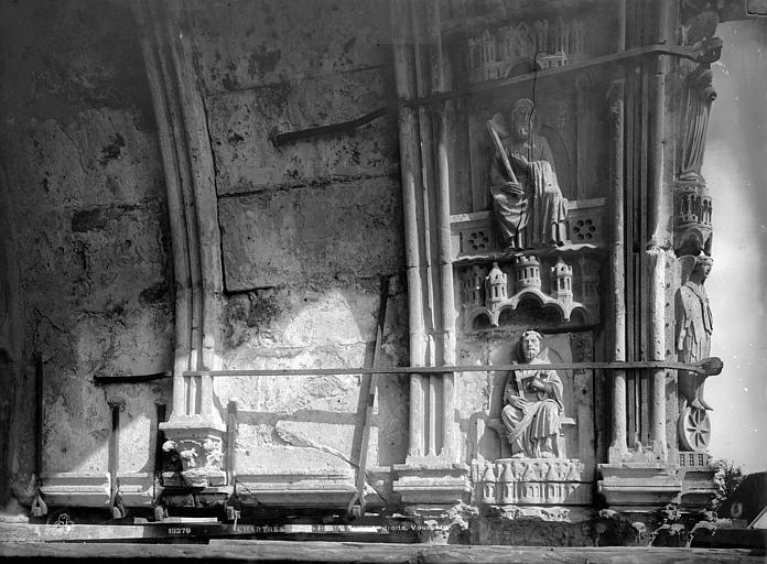 Cathédrale Notre-Dame Portail droit de la façade sud. Voussures du porche : Saint Joseph et saint Pierre, Durand, Jean-Eugène (photographe), 