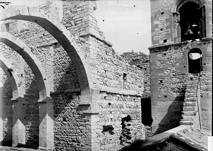 Eglise fortifiée (supposée) Ruines, Enlart, Camille (historien), 