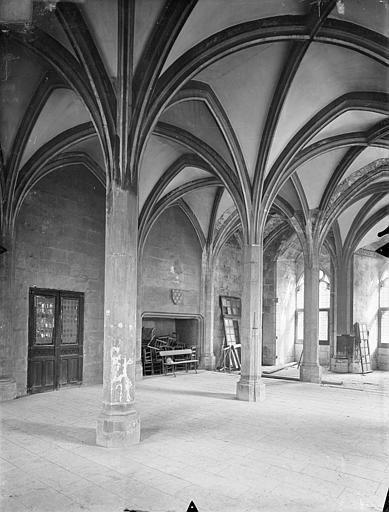 Palais des Comtes de Poitiers (ancien) ; Palais de Justice Tour Maubergeon : salle gothique, Gossin (photographe), 