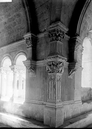 Abbaye de Montmajour (ancienne) Cloître: pilier d'angle, Enlart, Camille (historien), 