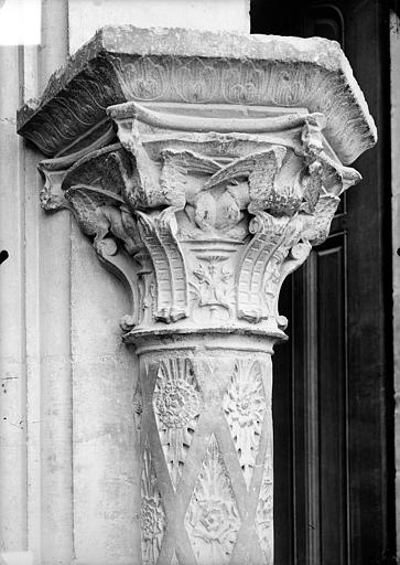 Cathédrale Saint-Etienne Façade ouest : colonne et chapiteau du soubassement, Doucet ; Baudet (photographe), 