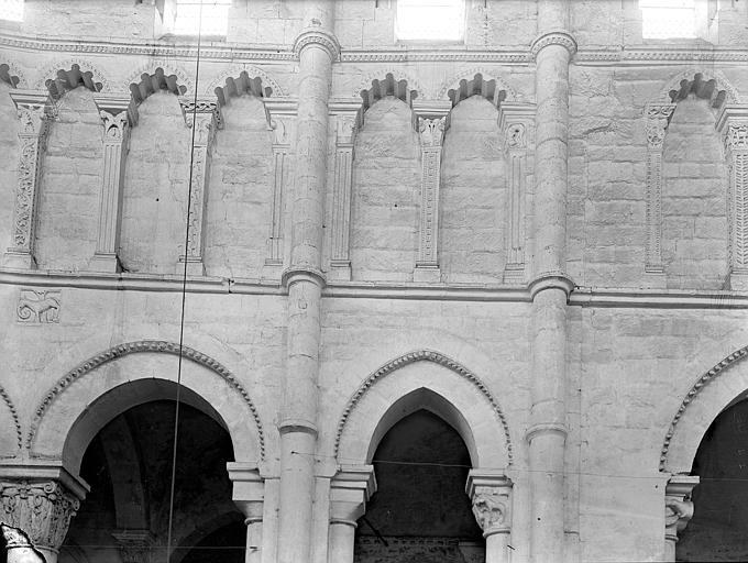 Eglise Sainte-Croix Vue intérieure du choeur, côté sud : triforium, Heuzé, Henri (photographe), 
