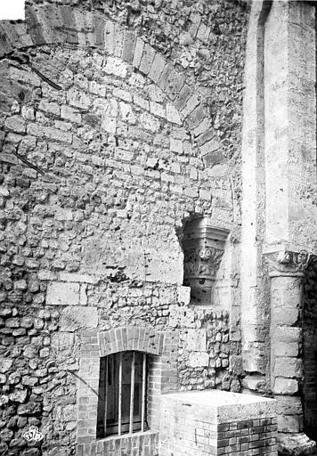 Cathédrale Saint-Julien Chapelle Saint-Sauveur : Appareil du mur et chapiteau, Robert, Paul (photographe), 