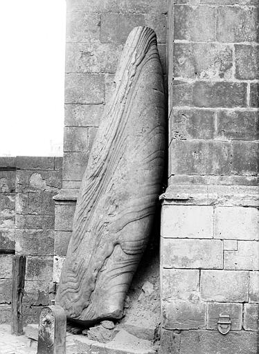 Menhir, dressé contre la cathédrale, dit Pierre Saint-Julien Vue d'ensemble, de profil, Mieusement, Médéric (photographe), 