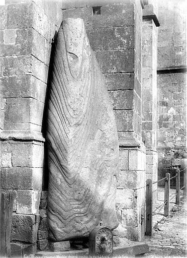 Menhir, dressé contre la cathédrale, dit Pierre Saint-Julien Vue d'ensemble, de face, Mieusement, Médéric (photographe), 