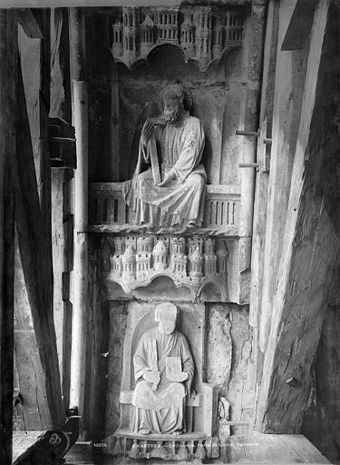 Cathédrale Notre-Dame Portail droit de la façade sud. Voussures du porche : Deux apôtres, l'un tenant une croix, Durand, Jean-Eugène (photographe), 