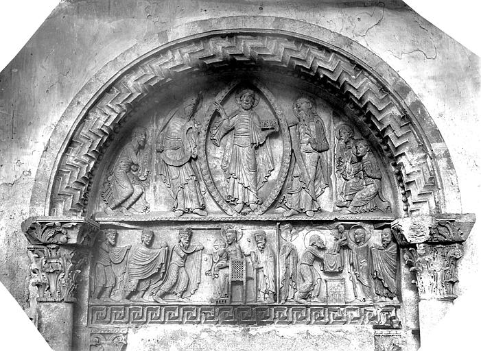 Eglise Sainte-Croix-Notre-Dame Portail du clocher, côté ouest. Tympan : Christ bénissant, Adoration des mages, Présentation au Temple, Mieusement, Médéric (photographe), 