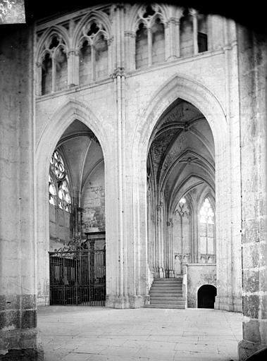 Abbaye Saint-Germain (ancienne) ; Eglise abbatiale Vue intérieure du transept nord, vers le déambulatoire, Gossin (photographe), 