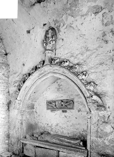 Abbaye cistercienne de Clermont (ancienne) Tombeau sous enfeu, Heuzé, Henri (photographe), 