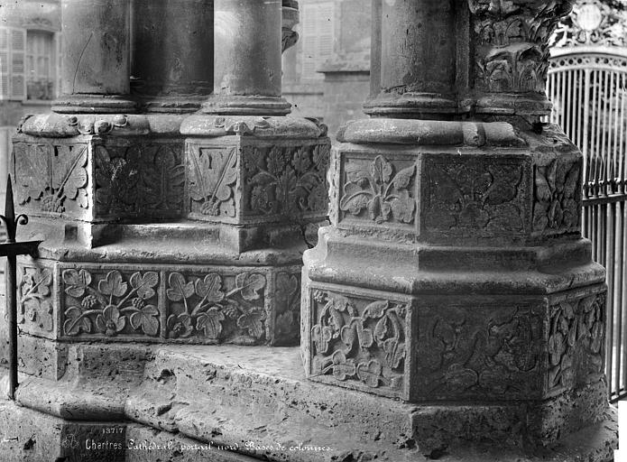 Cathédrale Notre-Dame Portail gauche de la façade nord : bases de colonnes, Mieusement, Médéric (photographe), 