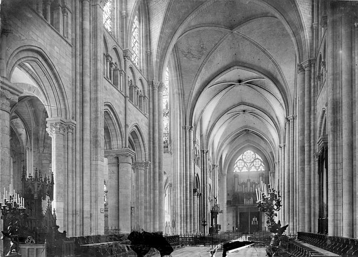 Cathédrale Saint-Etienne Vue intérieure de la nef, vers l'entrée, Mieusement, Médéric (photographe), 