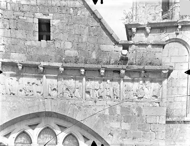 Hôtel-Dieu (ancien) dit aussi Maison-Dieu des Augustins (ancienne) Chapelle Saint-Laurent - Frise sculptée de la façade ouest (partie droite) : Scènes de l'enfance du Christ, Gossin (photographe), 