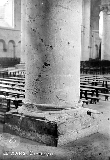 Cathédrale Saint-Julien Base d'un pilier de la nef, Robert, Paul (photographe), 
