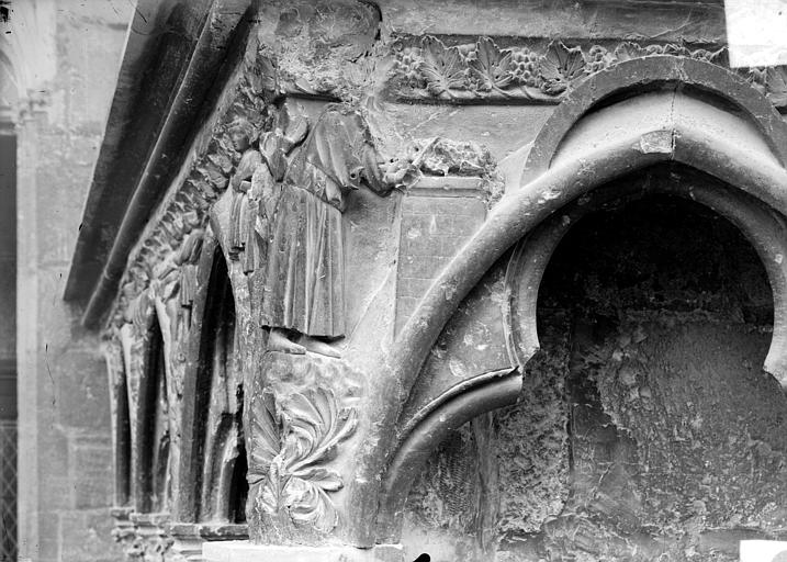 Cathédrale Saint-Etienne Façade ouest : arcatures et bas-reliefs du soubassement, Doucet ; Baudet (photographe), 