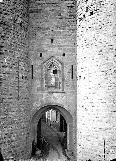 Cité;Porte Narbonnaise Façade, détails : niche avec statue de La Vierge et trous de hours, Mieusement, Médéric (photographe), 