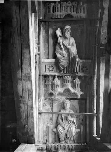 Cathédrale Notre-Dame Portail droit de la façade sud. Voussures du porche : Saint Joseph et saint Pierre, Durand, Jean-Eugène (photographe), 