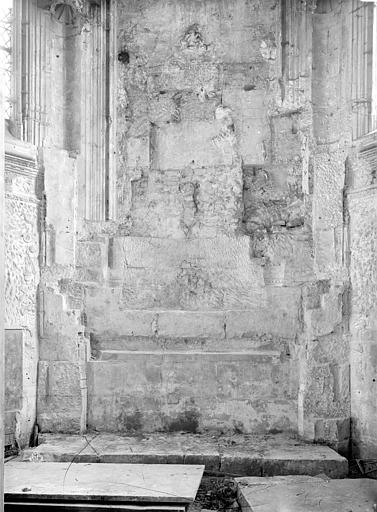 Eglise Saint-Pierre Vue intérieure de la chapelle de la Vierge : Fragments d'autel, Durand, Jean-Eugène (photographe), 