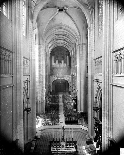 Cathédrale Saint-Bénigne Vue intérieure de la nef vers l'entrée, prise des tribunes, Delaunay (photographe), 