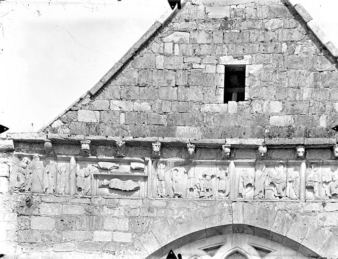 Hôtel-Dieu (ancien) dit aussi Maison-Dieu des Augustins (ancienne) Chapelle Saint-Laurent - Frise sculptée de la façade ouest (partie gauche) : Scènes de l'enfance du Christ, Gossin (photographe), 