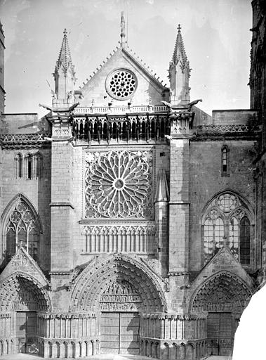 Cathédrale Saint-Pierre Façade ouest, Mieusement, Médéric (photographe), 