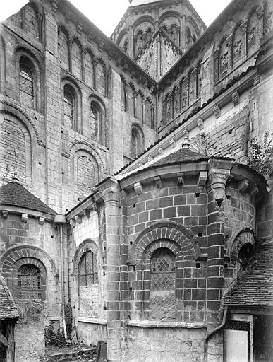 Eglise Sainte-Croix Angle sud-est : tour centrale, transept, abside et absidiole, Heuzé, Henri (photographe), 