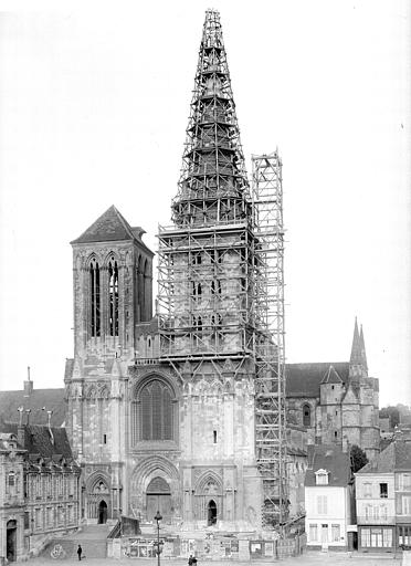 Eglise Saint-Pierre Clocher échafaudé : vue d'ensemble, Durand, Jean-Eugène (photographe), 