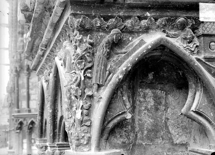 Cathédrale Saint-Etienne Façade ouest : arcatures et bas-reliefs du soubassement, Doucet ; Baudet (photographe), 