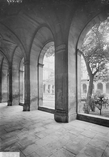 Abbaye aux Hommes (ancienne) Cloître, intérieur d'une galerie, Service photographique, 