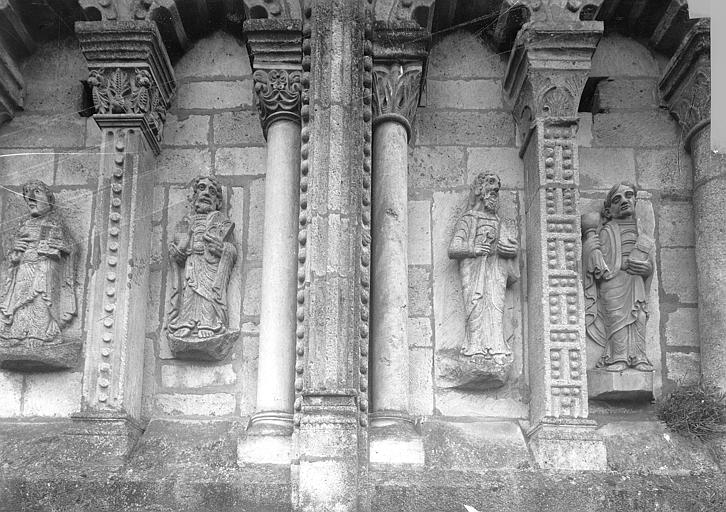 Eglise Sainte-Croix Tour centrale, côté est : personnages sous les arcatures, Heuzé, Henri (photographe), 