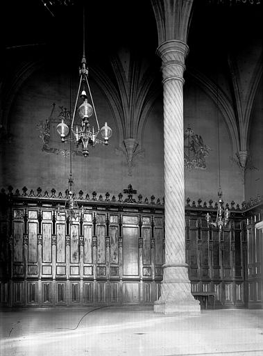 Hôtel de ville (supposé) Chapelle: intérieur, colonne torsadée, Enlart, Camille (historien), 
