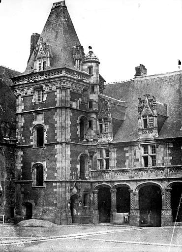 Château Aile Louis XII : escalier d'angle sur la cour, Le Gray, Gustave ; Mestral, Auguste (photographe), 