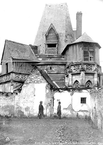 Bains de la Reine ou Pavillon d'Anne de Bretagne Façade du Levant, vue sur cour, deux hommes en pose devant, Mieusement, Médéric (photographe), 