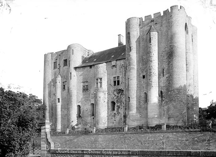 Château dit le Donjon Ensemble, côté rivière, Mieusement, Médéric (photographe), 