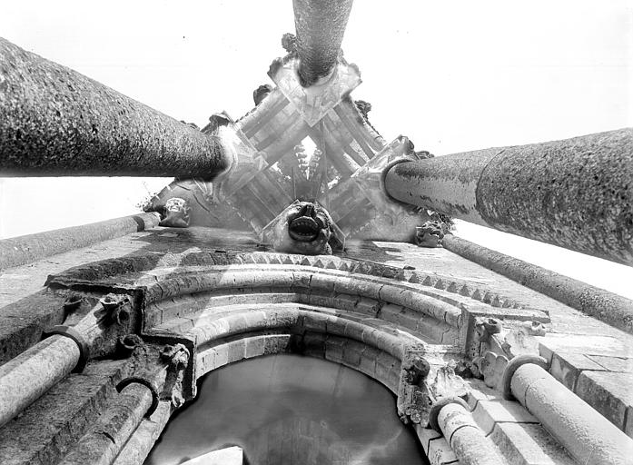 Cathédrale Notre-Dame (ancienne) Clocher : Fenêtre et colonnes vues en contre-plongée, Durand, Jean-Eugène (photographe), 