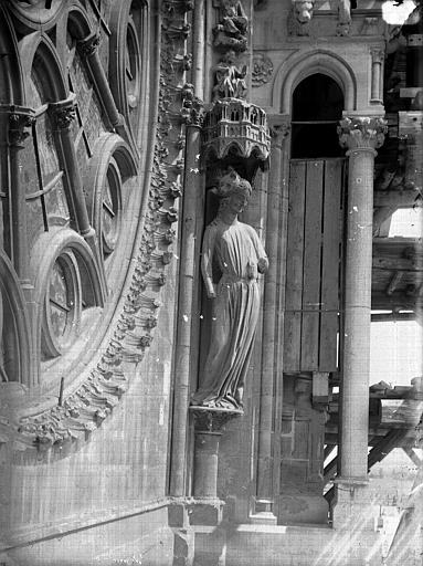 Cathédrale Notre-Dame Statue de la Synagogue, à droite de la rose sud, Lajoie, Abel, 